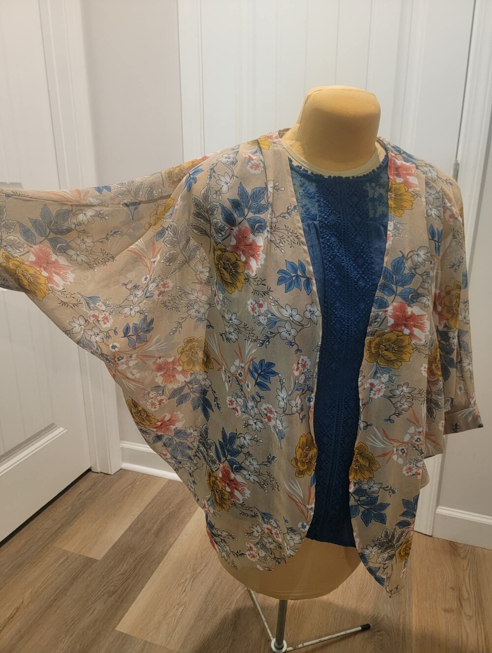 Plus Sz Floral Kimono Tan, Teal & Yellow. Paired Zac & Rachel 1X Teal Lace Neck